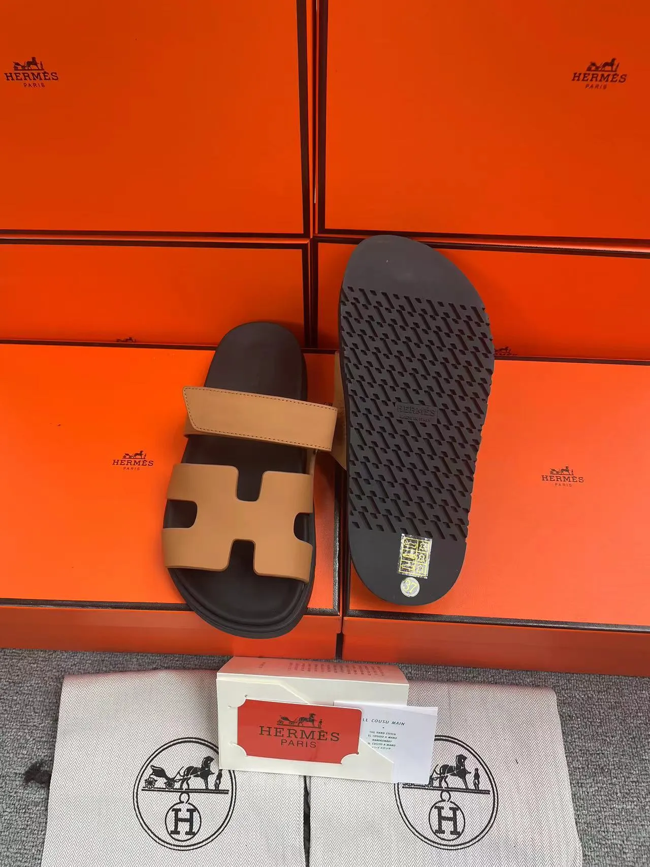 👟👟Ex-factory price 480👟👟, H HERMES is the same style for men and women, the couple's second uncle shoes that have become very popular recently - sandals, paired with various colorful socks, very trendy ✅Upper: imported mixed sheepskin and deerskin ✅Inner: imported mixed sheepskin ✅Outsole: Tpu non-slip and wear-resistant outsole ✅Size: women's 35-42. Male 38-46